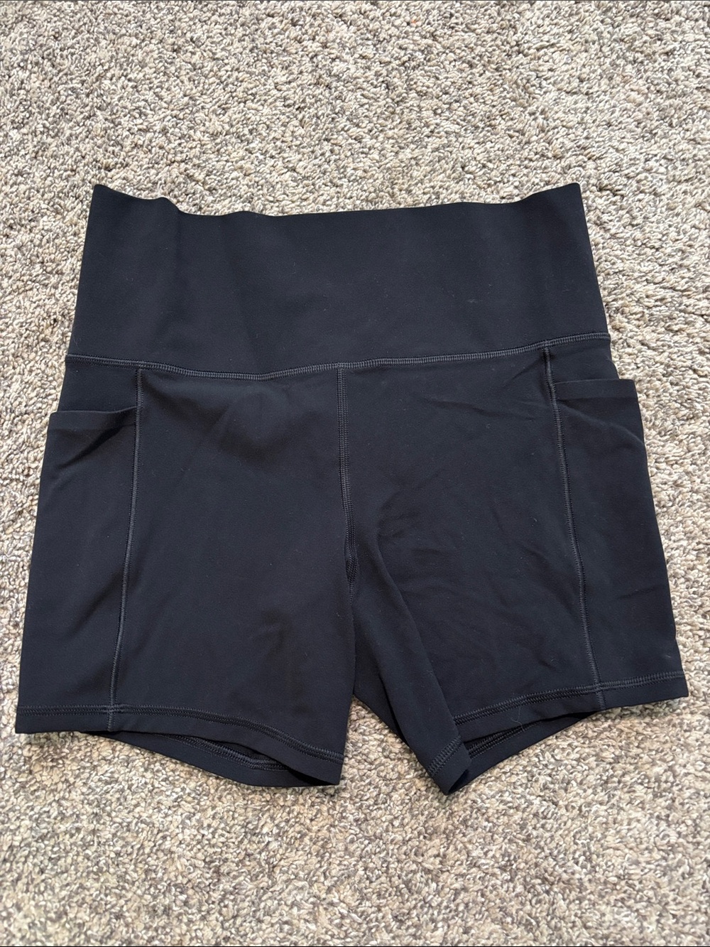 Athleta Salutation Stash Shorts size medium